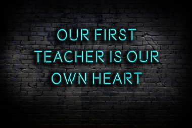 Tuğla duvardaki ışıklı neon tabela olarak bilgece alıntı