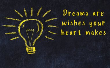 Bir karatahtaya ve bir ampul çizimine elle yazılmış akıllı bir alıntı.