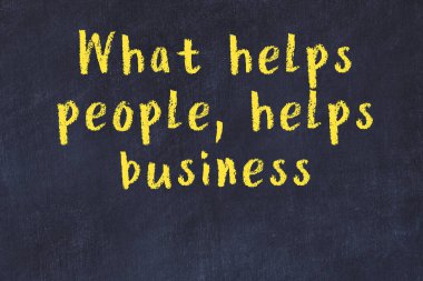 Bir karatahtaya ve bir ampul çizimine elle yazılmış akıllı bir alıntı.