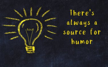 Bir karatahtaya ve bir ampul çizimine elle yazılmış akıllı bir alıntı.