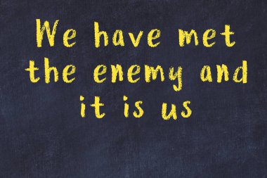 Bilgece bir alıntı ve siyah karatahtaya bir ampul çizimi