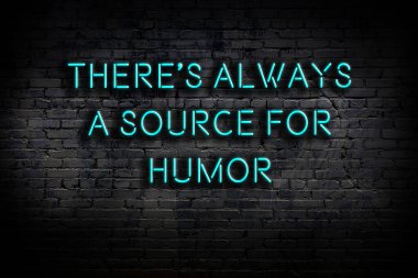 Tuğla duvardaki bilgece alıntıların neon yazıları üzerine gece görüşü