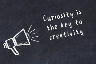 Bilge motivasyonel yazıtlı siyah karatahtaya hoparlör çizimi