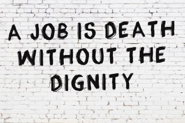 Beyaz tuğla duvar ve bilgece alıntıların yazılı olduğu siyah yazı.