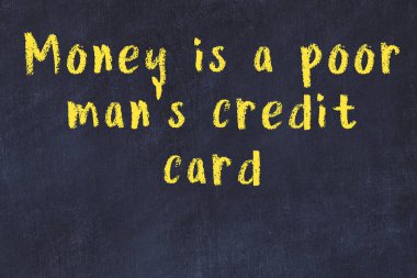 Bir karatahtaya ve bir ampul çizimine elle yazılmış akıllı bir alıntı.