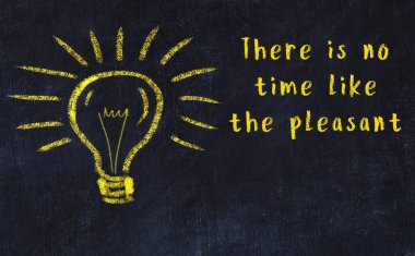 Bilgece bir alıntı ve siyah karatahtaya bir ampul çizimi