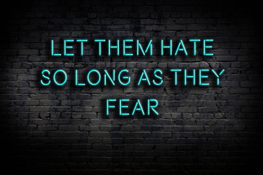 Zekice ve motive edici bir alıntı. Karanlıkta duvarda neon levhası