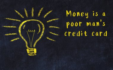 Bir karatahtaya ve bir ampul çizimine elle yazılmış akıllı bir alıntı.