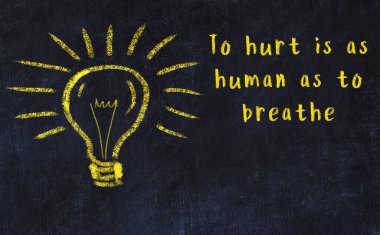 Bir karatahtaya ve bir ampul çizimine elle yazılmış akıllı bir alıntı.