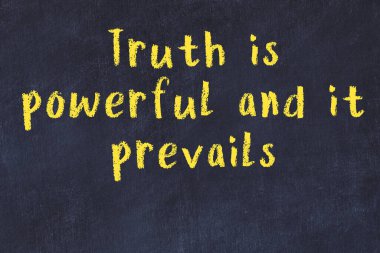 Bir karatahtaya ve bir ampul çizimine elle yazılmış akıllı bir alıntı.