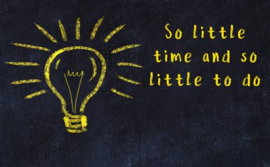 Bir karatahtaya ve bir ampul çizimine elle yazılmış akıllı bir alıntı.