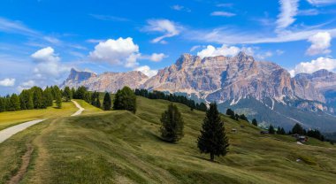 Dağ gezileri. İtalyan Dolomitleri 'nde yürüyüş. Alplerdeki manzara ve patikalar. Dağlarda aktif tatiller. Yüksek kalite fotoğraf