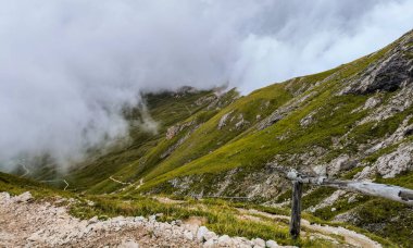 İtalyan Alplerinde yürüyüş. Dolomitlerdeki Roda de Putia yürüyüş rotası. Peitlerkofel Dağı 'na giden yol. Dağ sırasının renkli manzaraları, yürüyüş yolları ve yakınlardaki kulübeler. Yüksek kalite fotoğraf