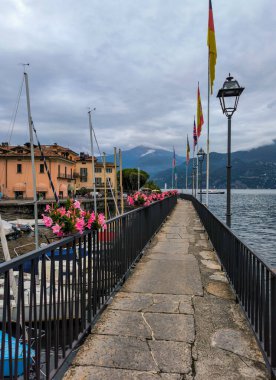 Menaggio, İtalya - 01.09.2025: Menaggio kasabasındaki Como Gölü 'nün göl kenarındaki gezinti alanı. Yüksek kalite fotoğraf