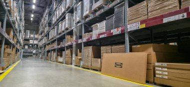 Lodz, Polonya - 28.10.2025: IKEA mağazasındaki çok katlı depolar. Yüksek kalite fotoğraf