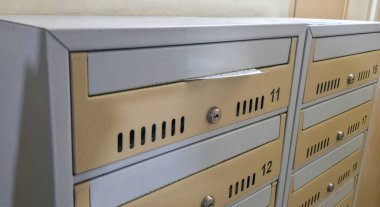 Posta kutusunda kağıt bir uyarı. Bir apartmanda posta kutusu. Yüksek kalite fotoğraf