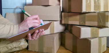 Eşyaları depolamak ve paketlemek için karton kutular. Evdeki şeyleri düzenlemek ve taşınırken. Yüksek kalite fotoğraf