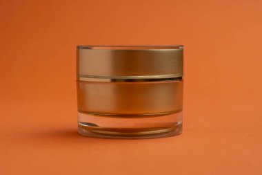 Kozmetik için krema kavanozu. Vektör Altın Konteynır Model. Cilt kremi, yüz bakımı kremi, fırça, pudra, tereyağı için 3D paket. Siyah Marka Şirketi. Parlak Yansımalı Parlak Tıbbi Paket.