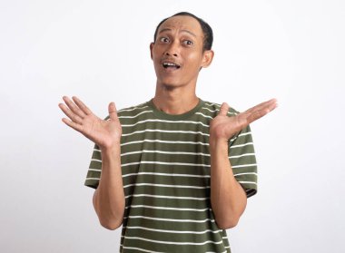 Beyaz çizgili yeşil bir gömlek giyen Endonezyalı bir adamın portresi. Kafası karışmış ve cehaletini ifade ediyor. İki eli açık..