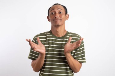 Beyaz çizgili yeşil bir gömlek giyen Endonezyalı bir adamın portresi. Kafası karışmış ve cehaletini ifade ediyor. İki eli açık..