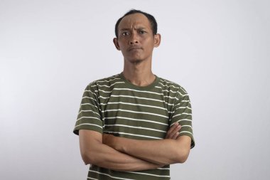 Çapraz kollu huysuz olgun bir adam bir şey hakkında yargılar ve şüpheci hisseder. Parlak sarı bir arka planda güvensizlik ve güvensizlik ifade eder. Olumsuz duygular konsepti