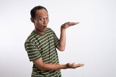 Asyalı bir adam, yüz ifadesiyle bir ürünü kendi tarafında tutuyormuş gibi gösteriyor. Adam el ele tutuşup malı tutuyor..