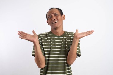 Beyaz çizgili yeşil bir gömlek giyen Endonezyalı bir adamın portresi. Kafası karışmış ve cehaletini ifade ediyor. İki eli açık..