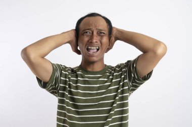 Asyalı bir adam başını baş ağrısı ifadesi olarak tutarak ne kadar acı verici olduğunu gösteren çığlıklar attı..