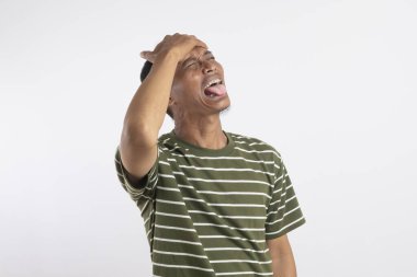 Asyalı bir adam başını tutar, stresli ve acı dolu bir anı bembeyaz, migreni vardır.