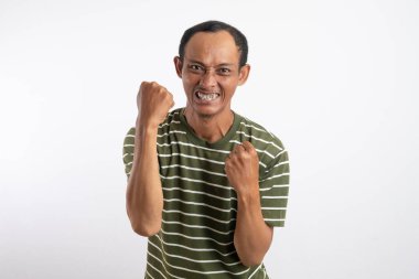 Beyaz çizgili yeşil tişörtlü bir adam kutlama ya da 