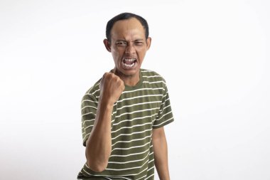 Beyaz çizgili yeşil tişörtlü bir adam kutlama ya da 