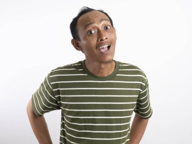 Yeşil çizgili yeşil bir gömlek giyen neşeli bir adam yürekten gülüyor, gözleri kapalı ve ağzı açık, arka planda neşe saçıyor..