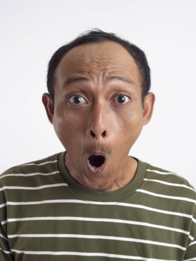 Şaşırtıcı bir yüz ifadesi ya da tavırları olan bir adamın stüdyodaki portresi. Şok olmuş, şaşırtıcı haberler ve erkek model. WTF, omg ya da wow yüz hareketi izole edilmiş. Beyaz arkaplana göre.