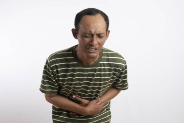 Mide ağrısı, evde karın ağrısı olan bir adam, sağlık sorunları konsepti. Ağrının derin ifadesi karın ağrısını bastırıyor..