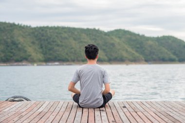 Köprünün sonunda meditasyon