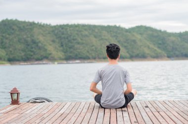 Köprünün sonunda meditasyon