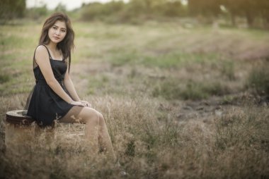 Akşamları hafif bir çayırda Asyalı kız