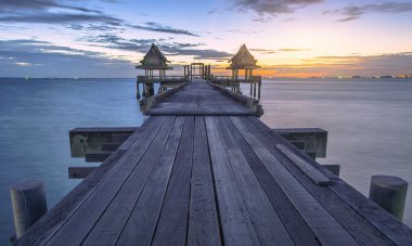 Eski ahşap köprü, Djittabhawan Tapınağı turistik Pattaya, Tayland