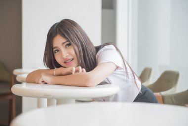 Üniversitesi'nin bir üniformalı genç çekici Asyalı kız