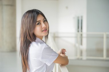 Üniversitesi'nin bir üniformalı genç çekici Asyalı kız