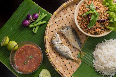 Tay 's kızarmış uskumru sebze ve sos ile