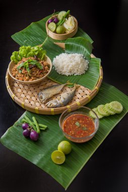 Tay 's kızarmış uskumru sebze ve sos ile