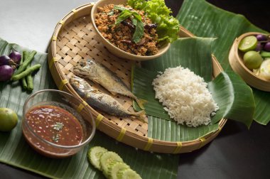 Tay 's kızarmış uskumru sebze ve sos ile