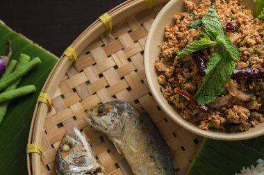 Tay 's kızarmış uskumru sebze ve sos ile