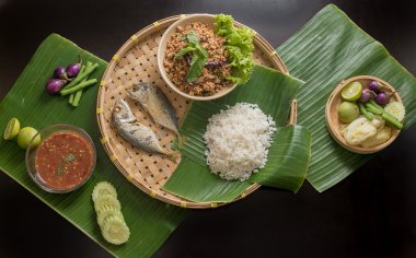 Tay 's kızarmış uskumru sebze ve sos ile