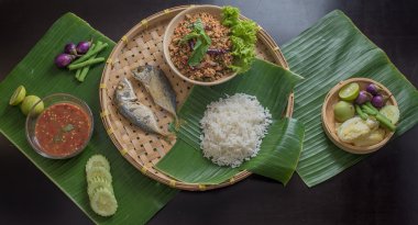 Tay 's kızarmış uskumru sebze ve sos ile