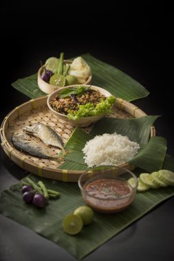 Tay 's kızarmış uskumru sebze ve sos ile