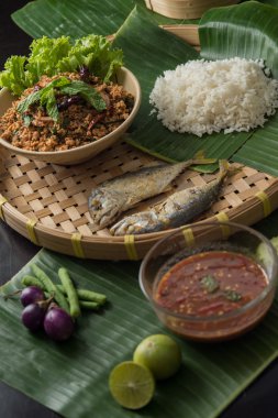 Tay 's kızarmış uskumru sebze ve sos ile