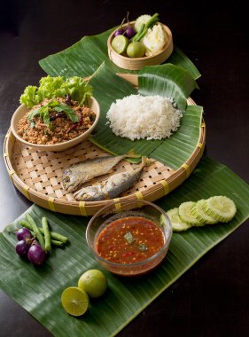 Tay 's kızarmış uskumru sebze ve sos ile