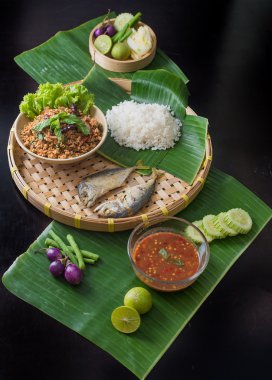 Tay 's kızarmış uskumru sebze ve sos ile